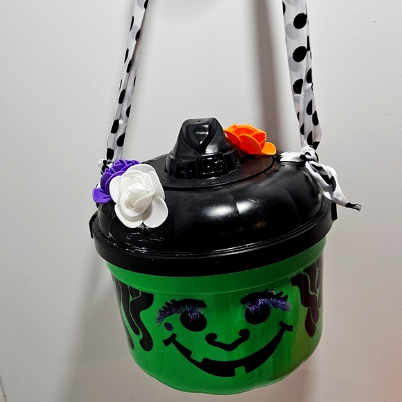 Boo-jie Witchie bucket purse - Picture 1 of 3